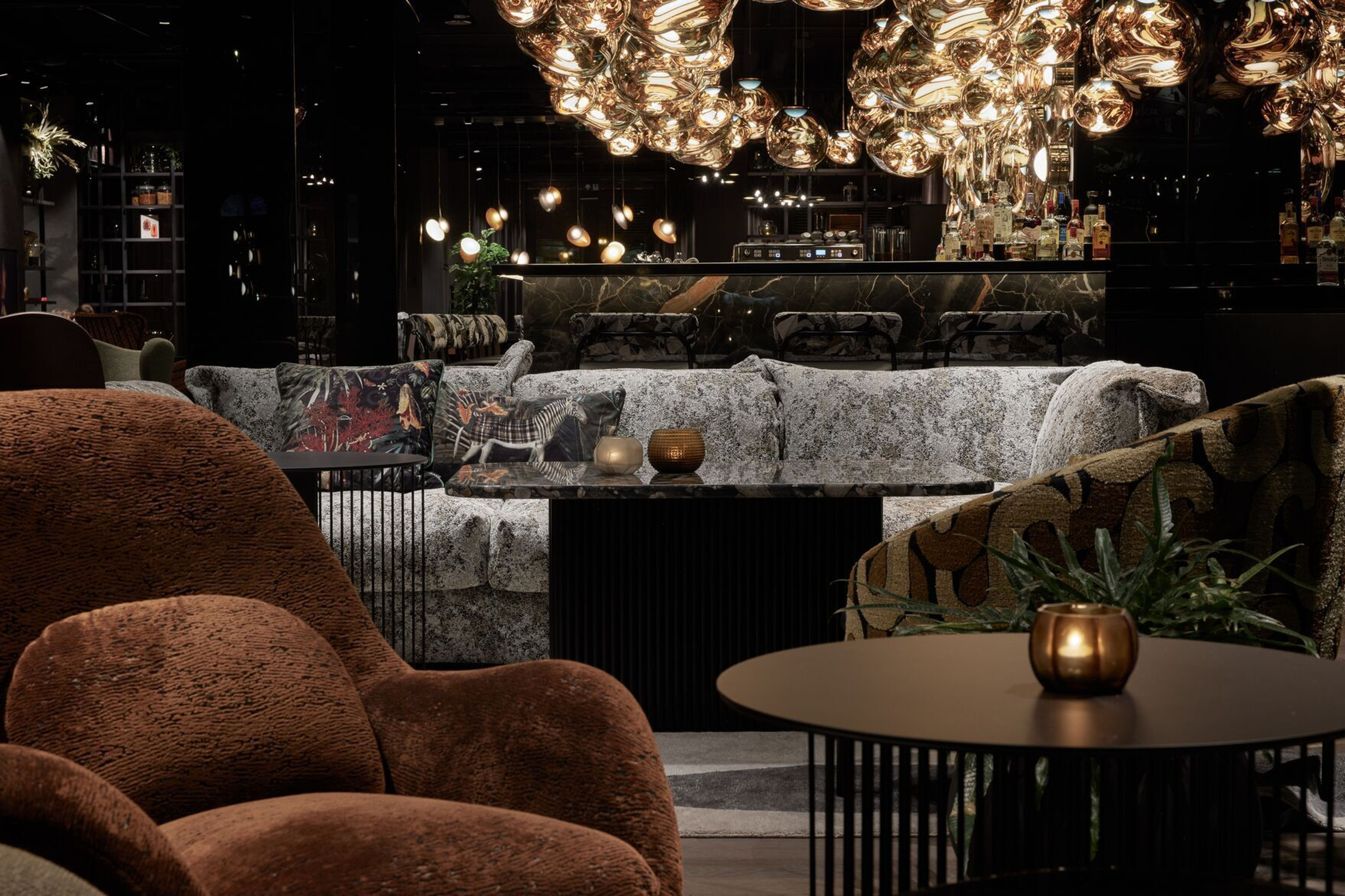 Designhotel Danzig The Cloud One Blick auf Sessel und Sofas in der Lounge sowie die Bar im Hintergrund