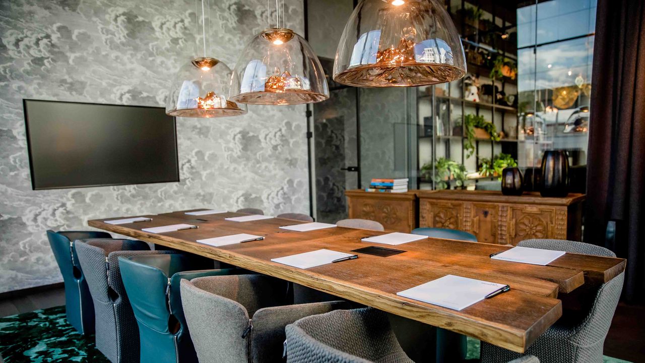 Hotel Graz Motel One Konferenzraum mit langem Tisch und elf Stühlen