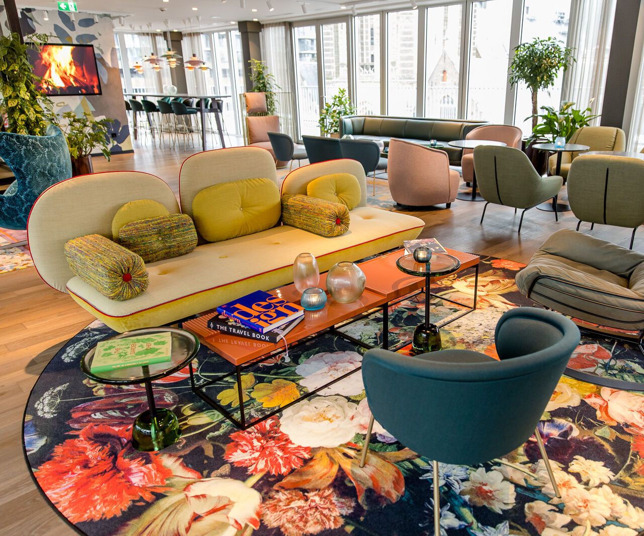 Designhotel Rotterdam Motel One lichtdurchflutete Lounge mit bodentiefen Fenstern