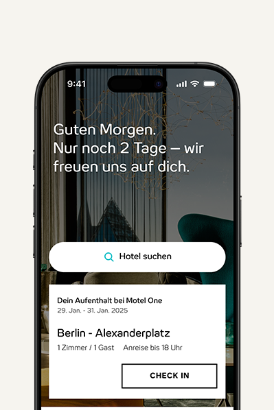 Smartphone-Bildschirm zeigt Hotelbuchungs-App mit Begrüßung, Suchfeld und Details zur bevorstehenden Buchung im Motel One am Alexanderplatz in Berlin.