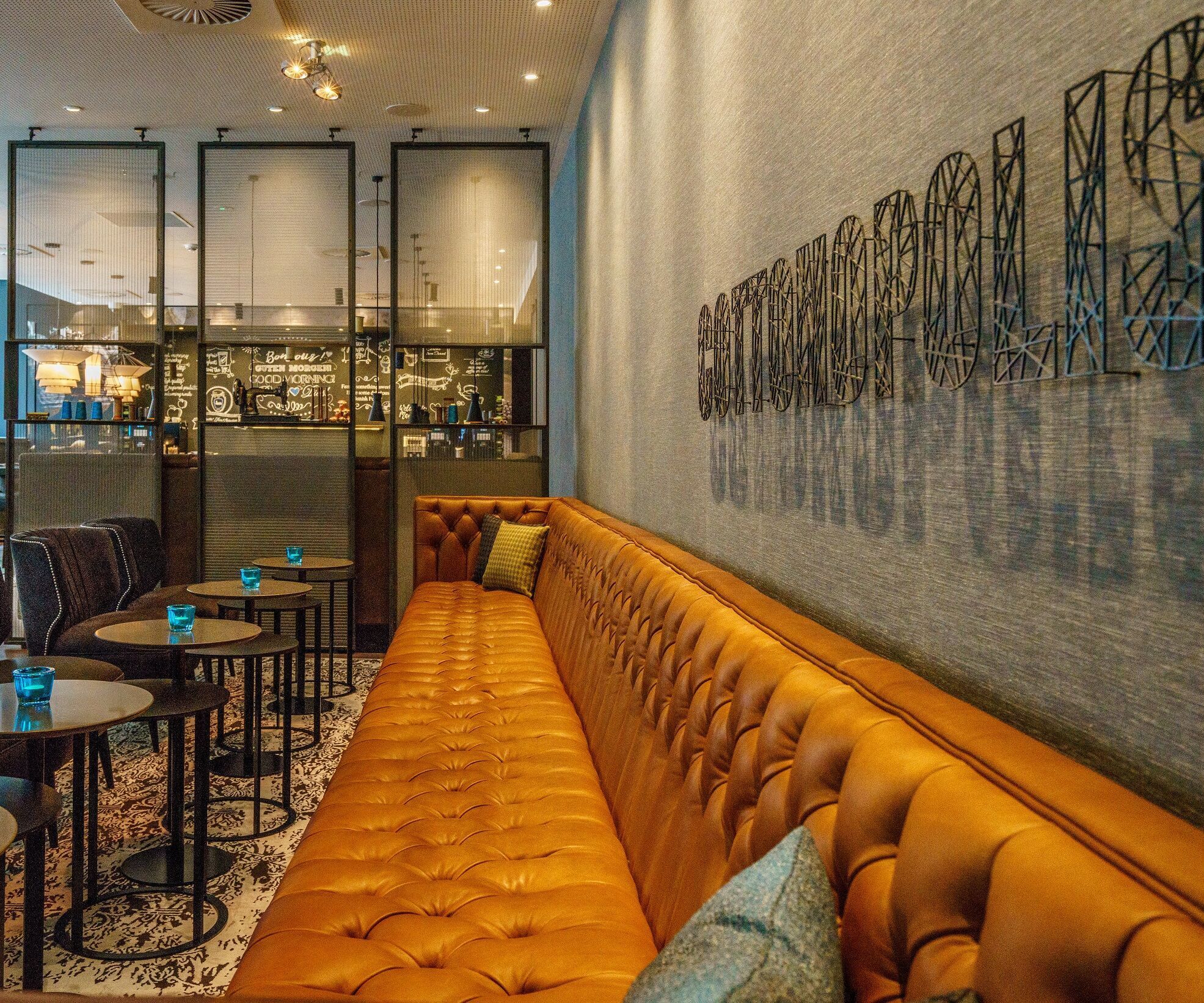 Hotel Manchester Royal Exchange Motel One lange Couch mit Tischen und Stühlen