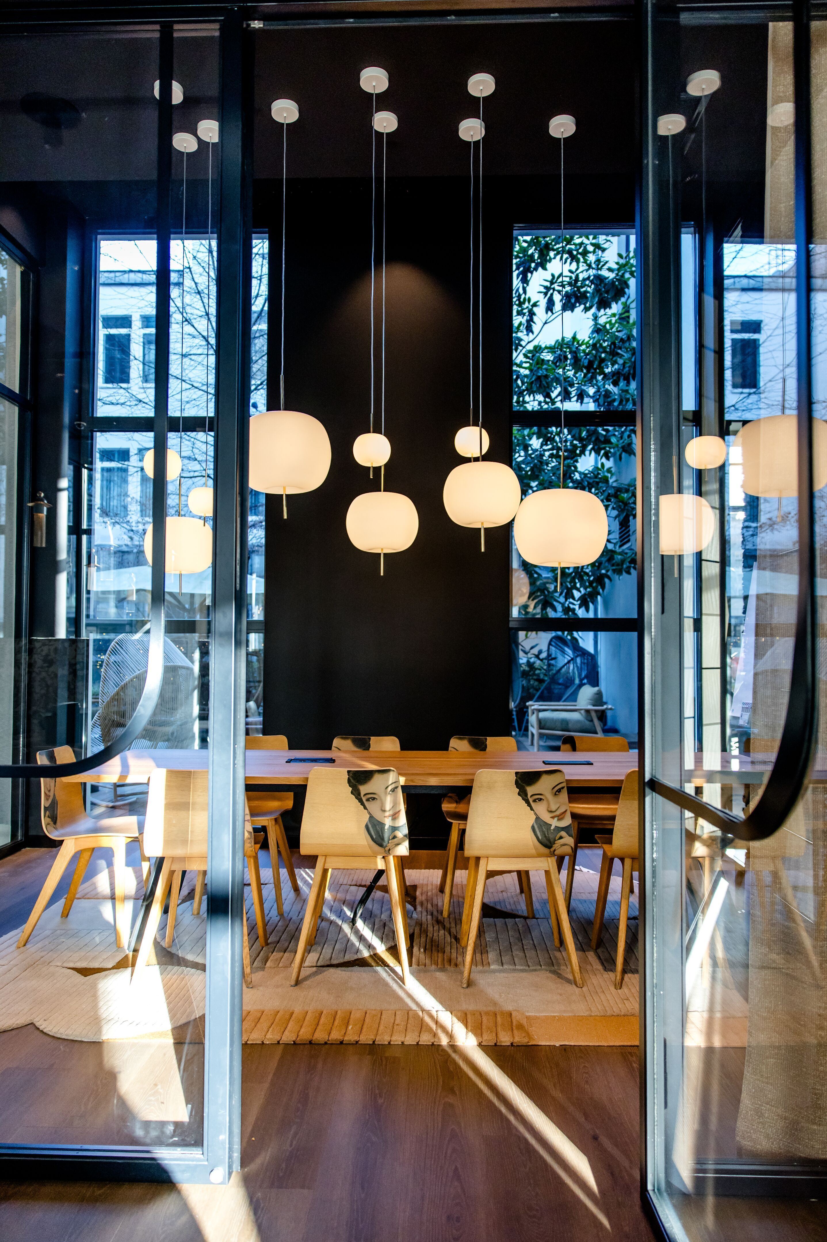 Hotel Düsseldorf Hauptbahnhof Motel One Blick in hellen Meetingraum mit langem Tisch und mehreren Stühlen Hotel Düsseldorf Hauptbahnhof Motel One Blick in hellen Meetingraum mit langem Tisch und mehreren Stühlen