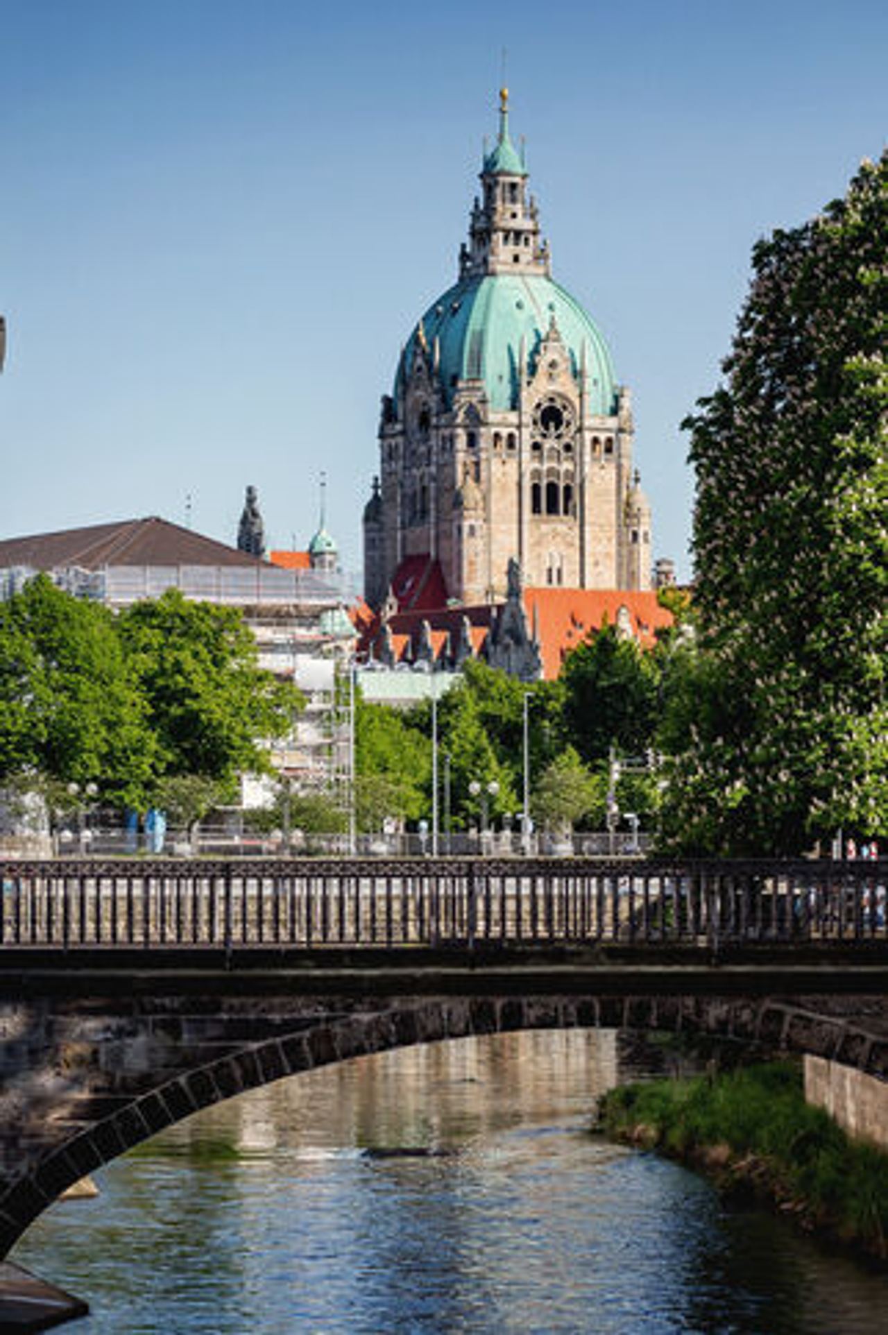 Hotels Hannover Stadtbild mit Brücke, Fluss und Kirche