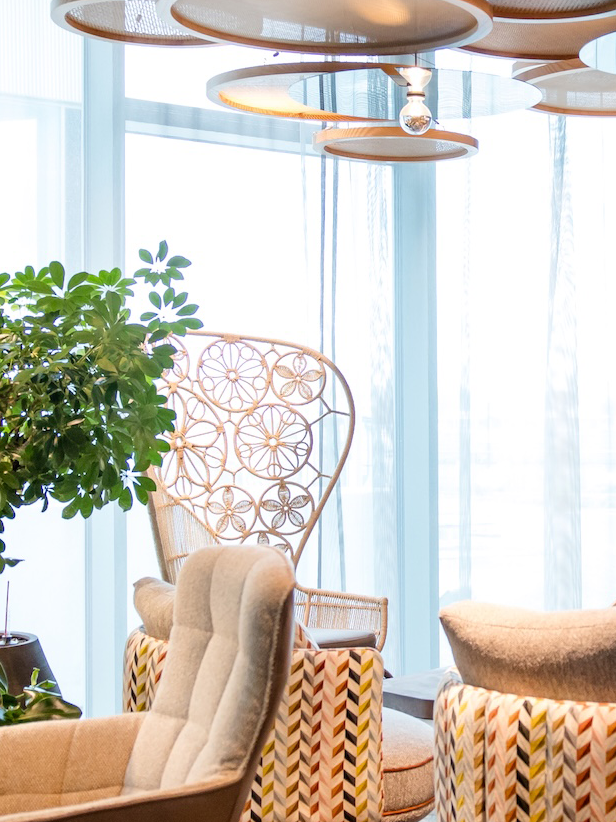 Hotel Wien Donau City Motel One lichtdurchflutete Lounge mit mehreren Sitzgelegenheiten Zuschnitt