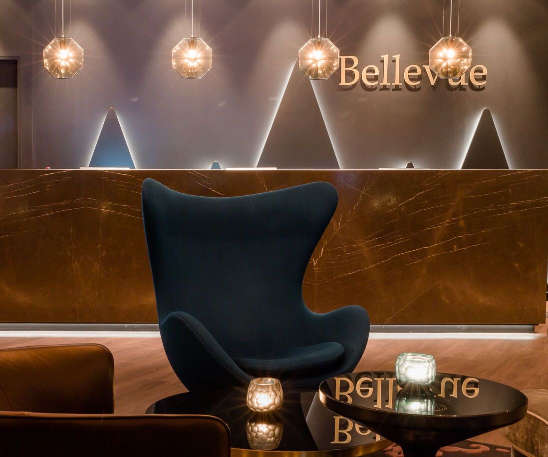 Hotel Berlin Bellevue Motel One Rezeption sowie ein Egg Chair im Vordergrund