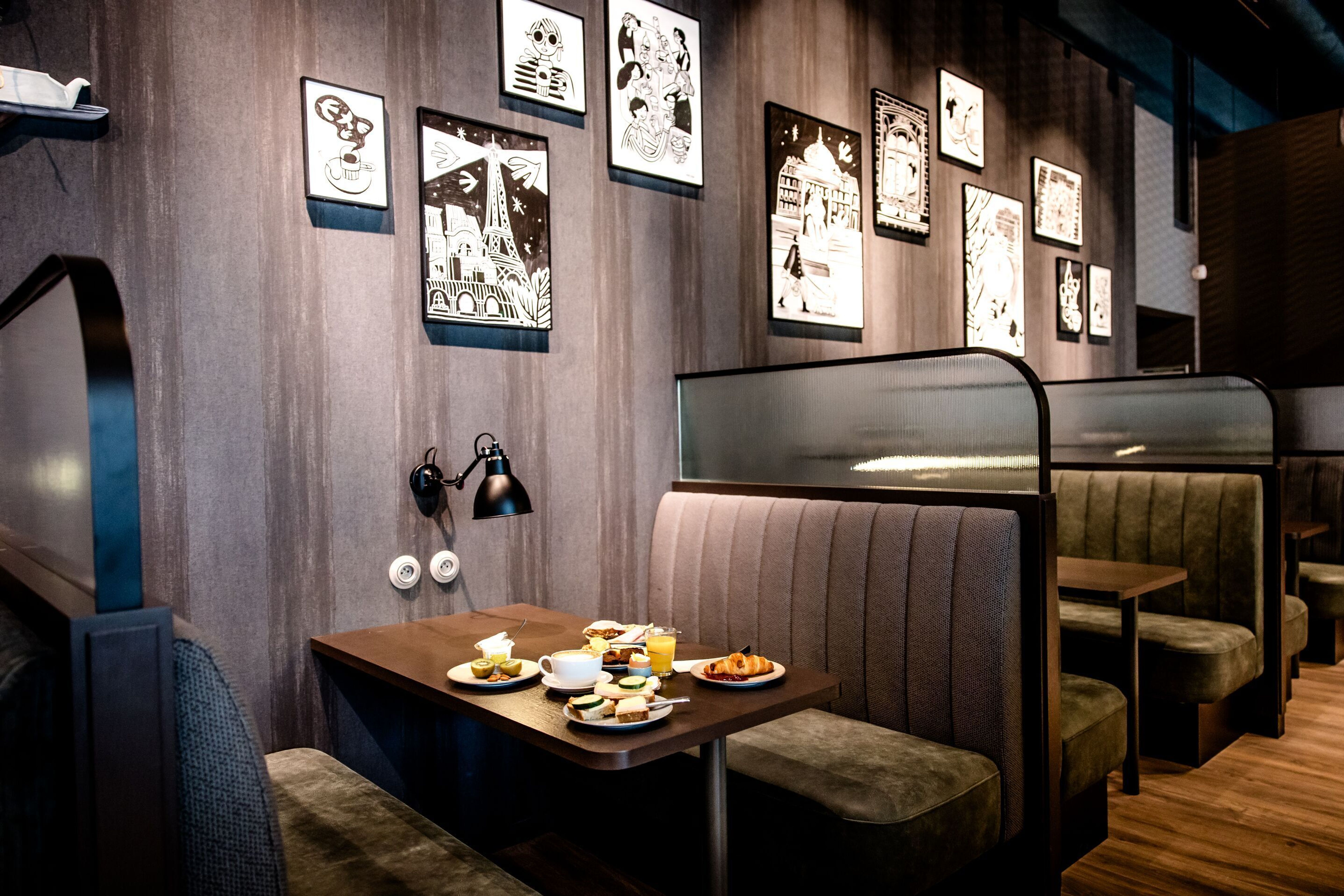 Designhotel Paris Porte de Versailles Motel One Sitzbereich mit gedecktem Frühstückstisch