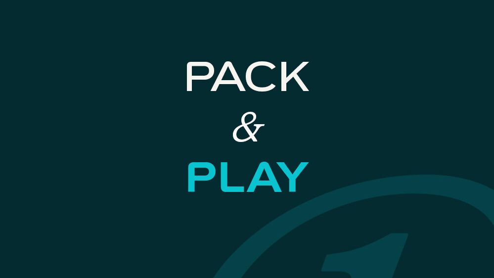 Schriftzug „Pack & Play“ auf dunklem Hintergrund, symbolisiert stressfreies Packen und entspanntes Reisen.