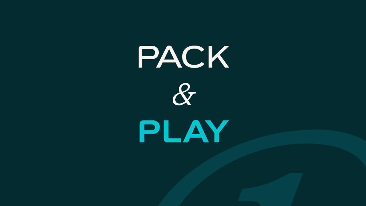 Schriftzug „Pack & Play“ auf dunklem Hintergrund, symbolisiert stressfreies Packen und entspanntes Reisen.
