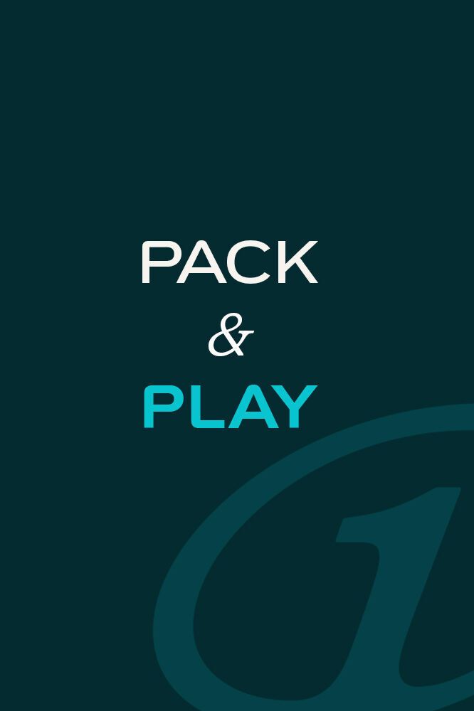 Schriftzug „Pack & Play“ auf dunklem Hintergrund, symbolisiert stressfreies Packen und entspanntes Reisen.