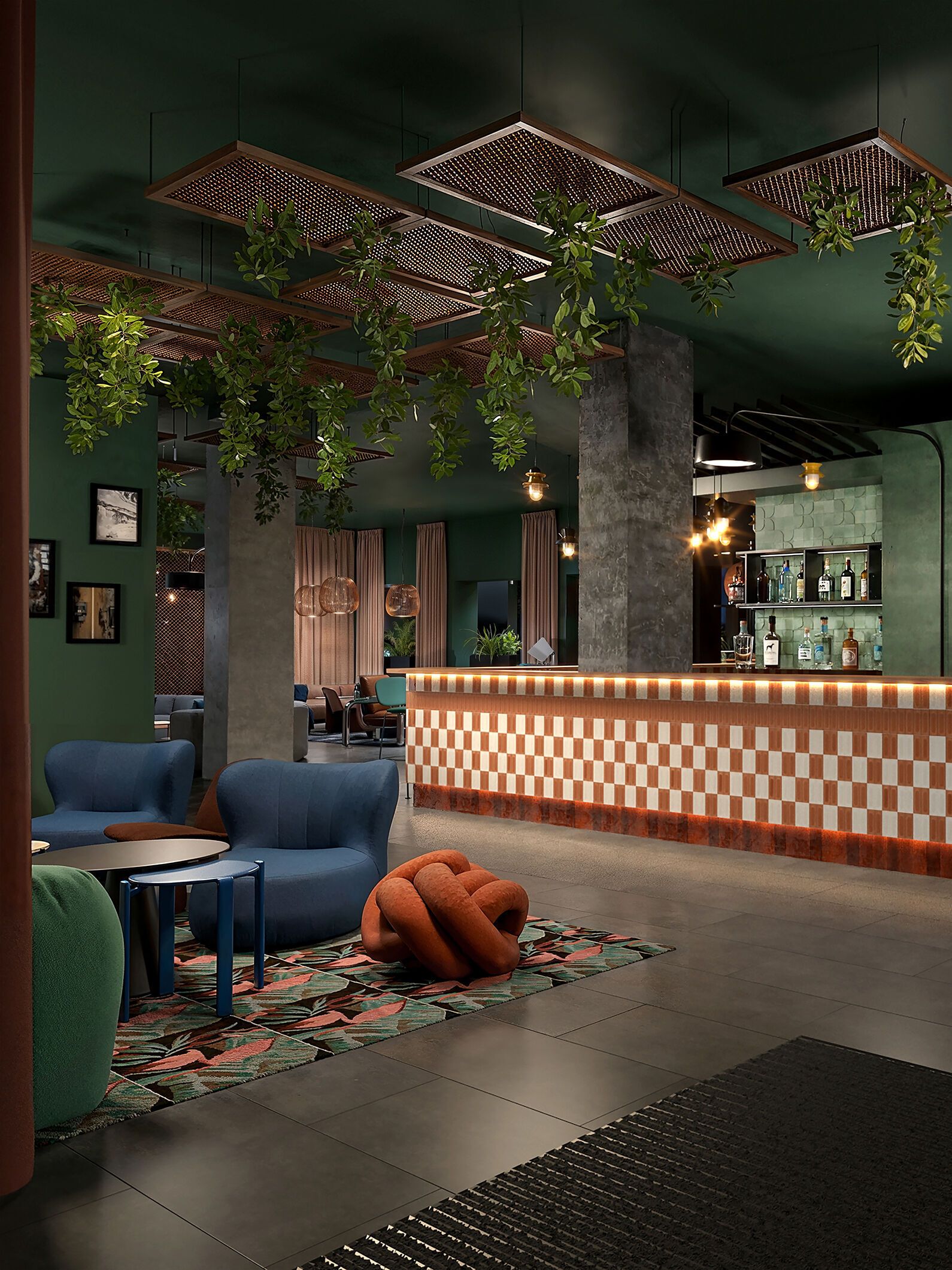 Moderne Hotellobby mit warm beleuchtetem Empfangstresen in Karooptik, grünen Wänden und Decke, hängenden Pflanzen und gemütlichen Sitzbereichen mit Sesseln für entspannte Atmosphäre.