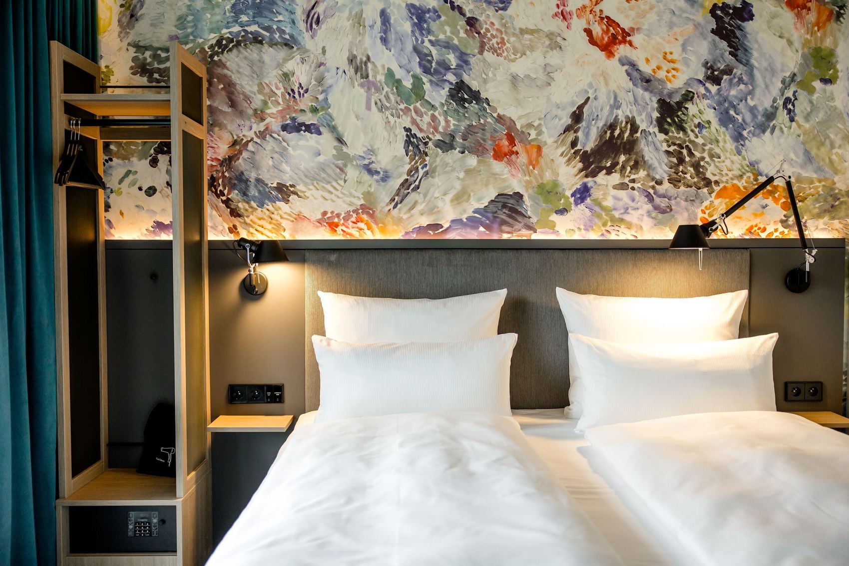 Designhotel Antwerpen Motel One Zimmer Blick auf großes Doppelbett
