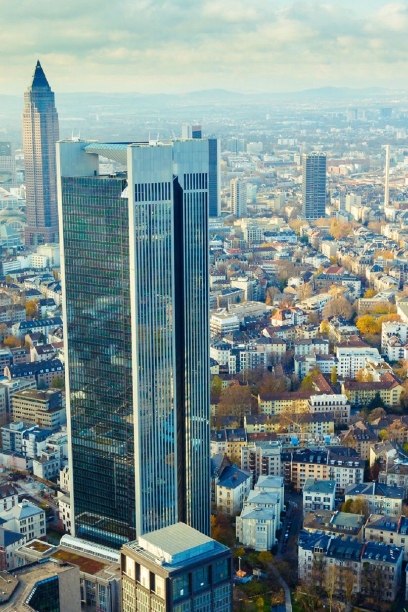 Blick auf Hotels Frankfurt und die Skyline Frankfurts mit modernen Wolkenkratzern und weitläufigem Stadtgebiet, das sich bis zum Horizont erstreckt.
