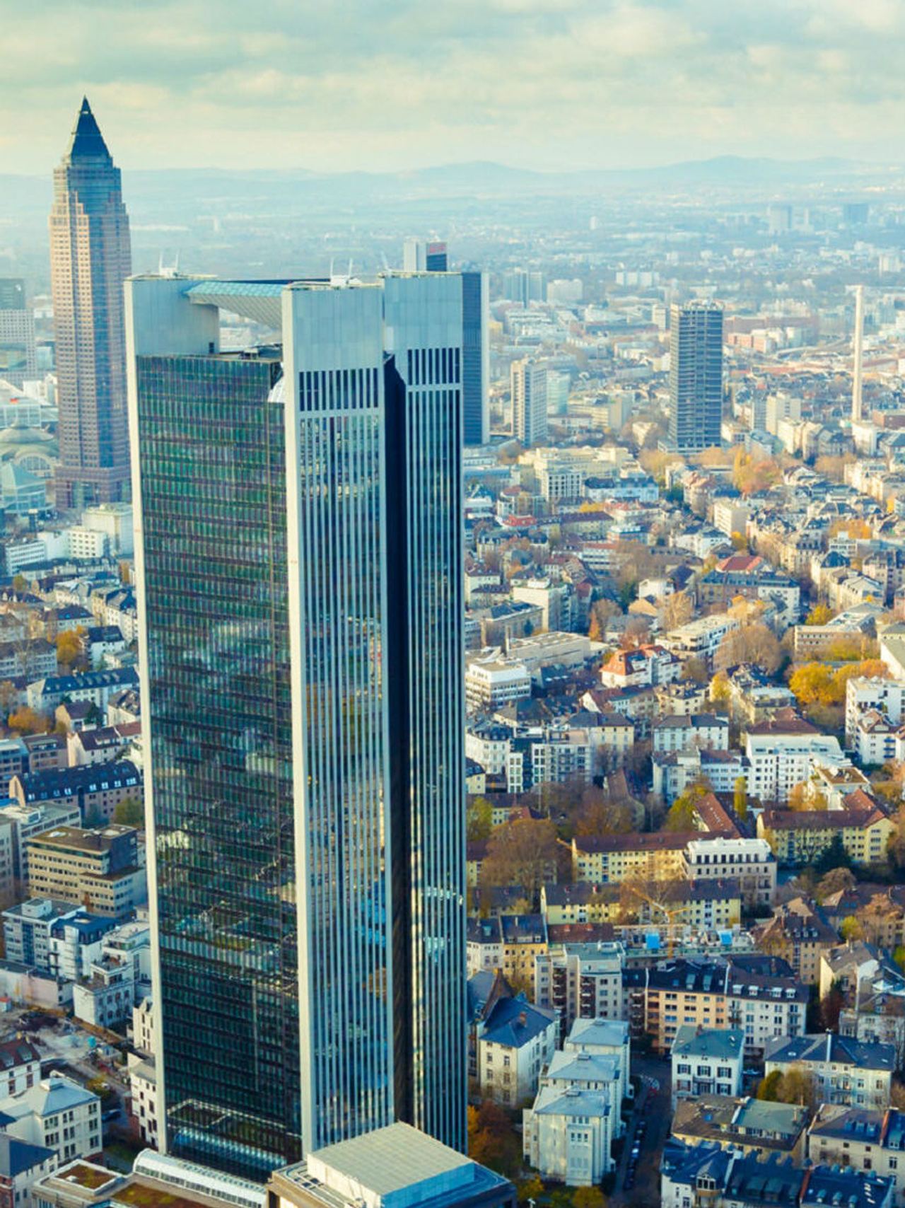 Blick auf Hotels Frankfurt und die Skyline Frankfurts mit modernen Wolkenkratzern und weitläufigem Stadtgebiet, das sich bis zum Horizont erstreckt. Blick auf Hotels Frankfurt und die Skyline Frankfurts mit modernen Wolkenkratzern und weitläufigem Stadtgebiet, das sich bis zum Horizont erstreckt.