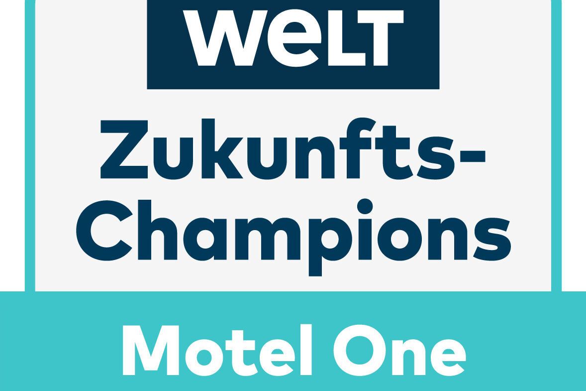 Auszeichnungsschild „WELT Zukunfts-Champions Motel One“ für besonders zukunftsorientierte Budget-Hotels, basierend auf Vergleich von 7 Hotels, vergeben von ServiceValue GmbH, gültig bis 05/2026.