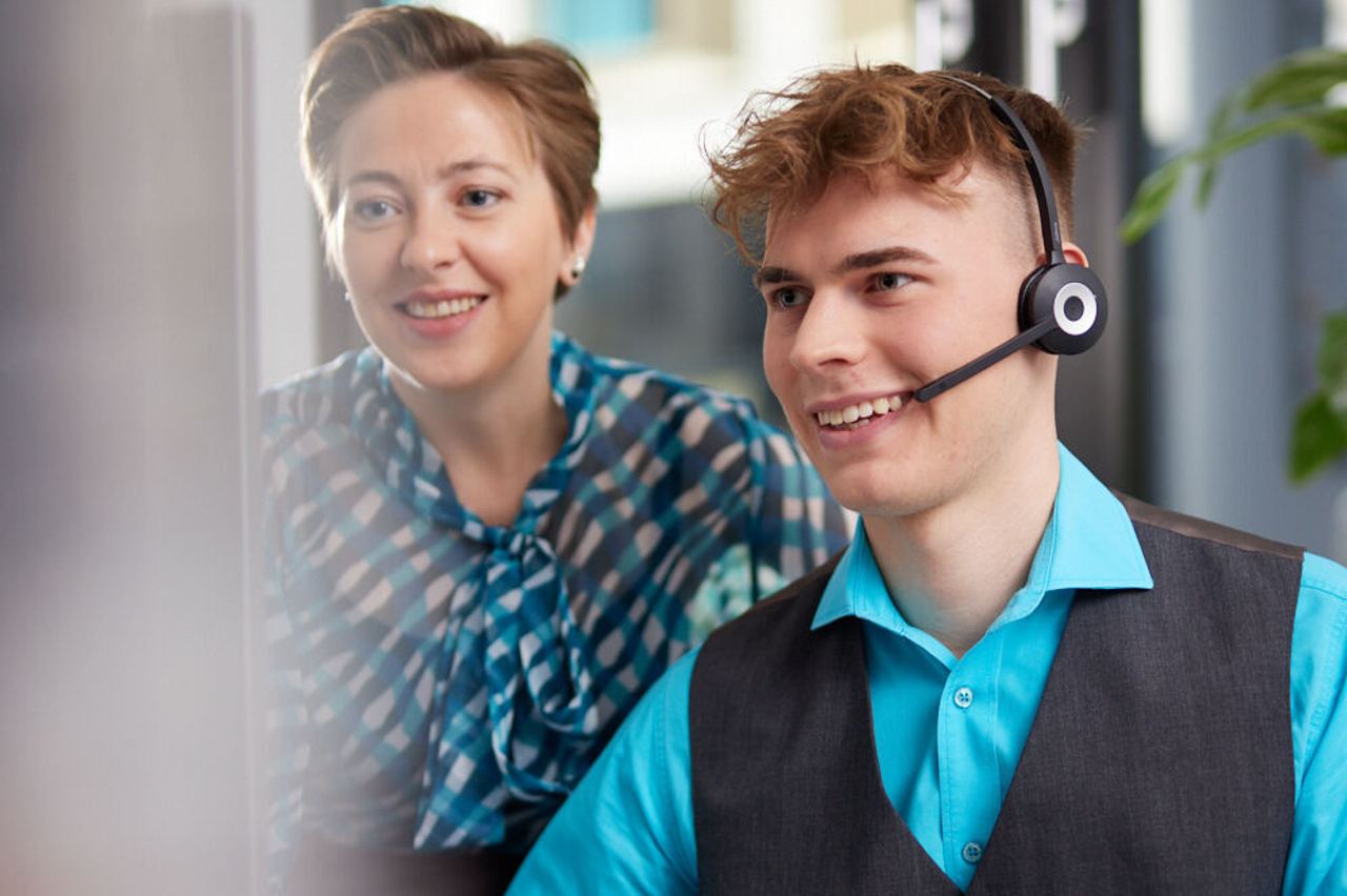 Joel arbeitet mit Headset in der Reservierung Joel arbeitet mit Headset in der Reservierung