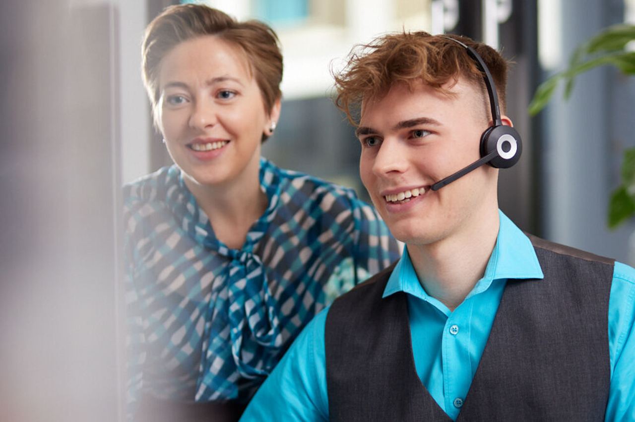 Joel arbeitet mit Headset in der Reservierung