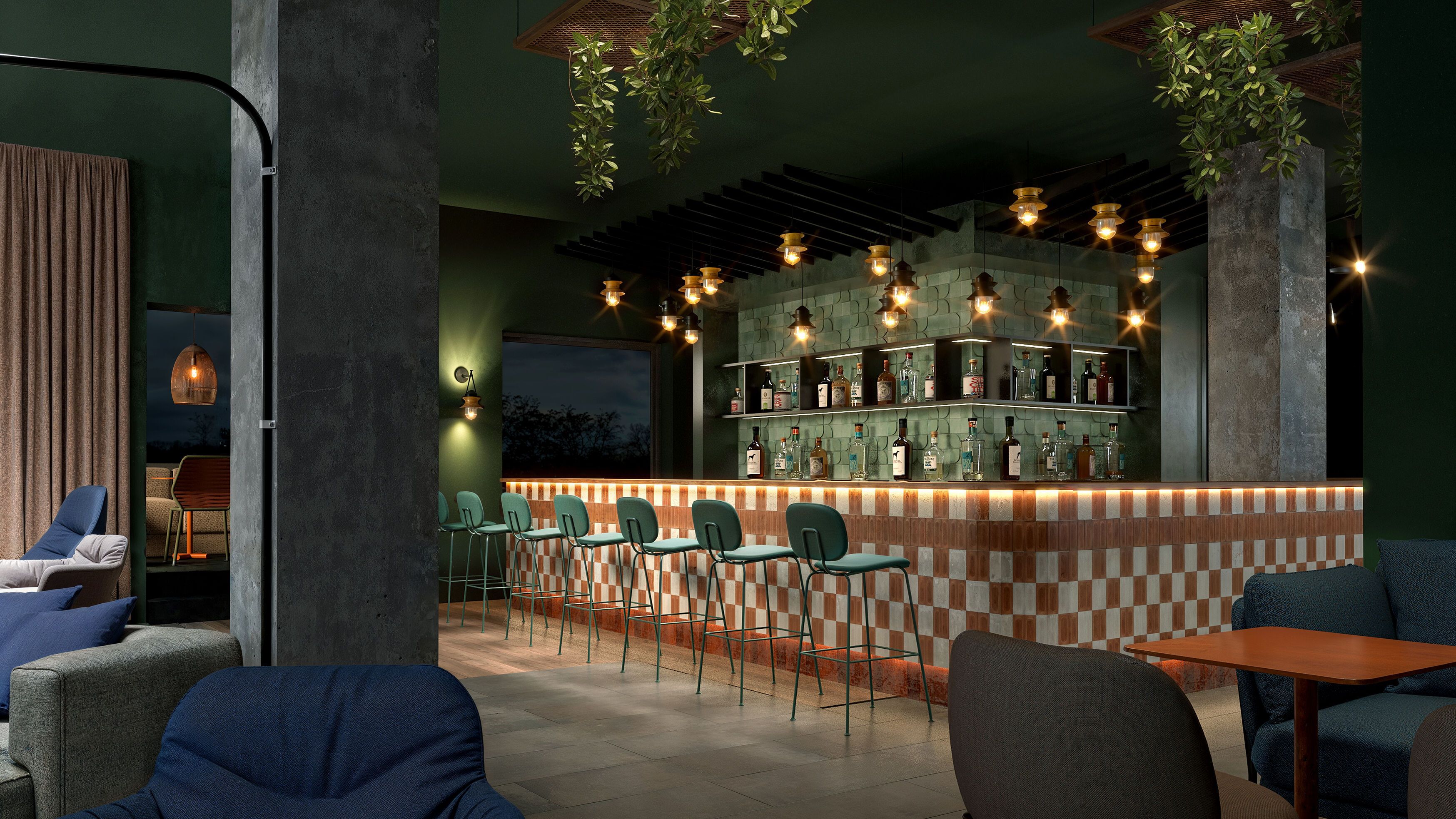 Moderne Hotelbar mit stilvoller Lichtgestaltung, grünen Barhockern und einer einladenden Atmosphäre. Helle Pendelleuchten und hängende Pflanzen erzeugen ein entspanntes Ambiente zum Verweilen. Komfortable Sitzbereiche laden zum Entspannen und Geselligkeit ein.
