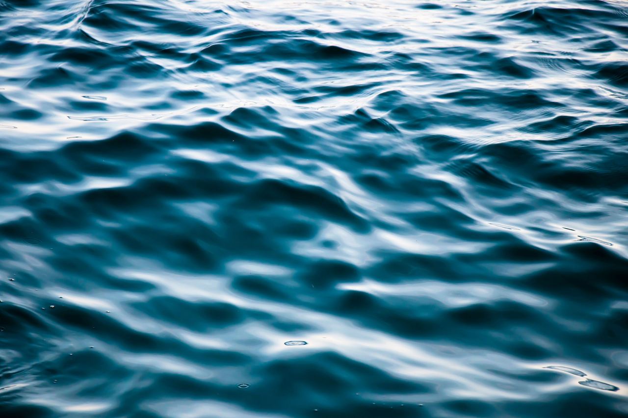 Blick auf die Oberfläche von Meereswasser in tiefem blau