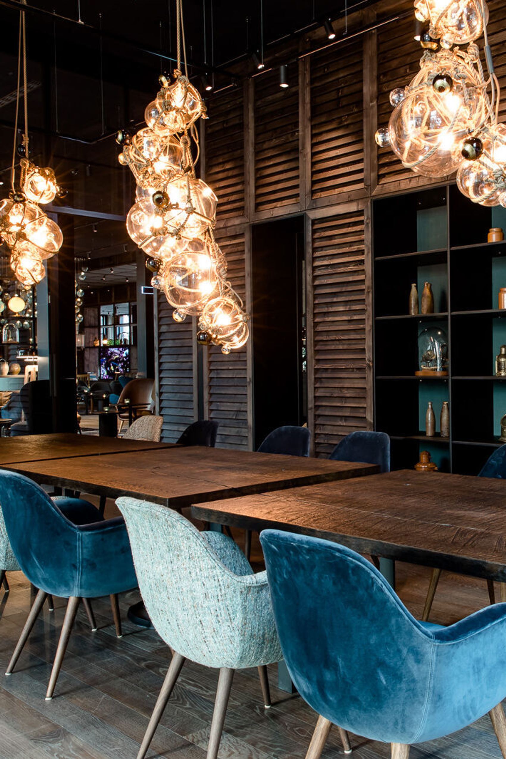 hotel Hamburg Fleetinsel Motel One large room with a view of three tables with four chairs each