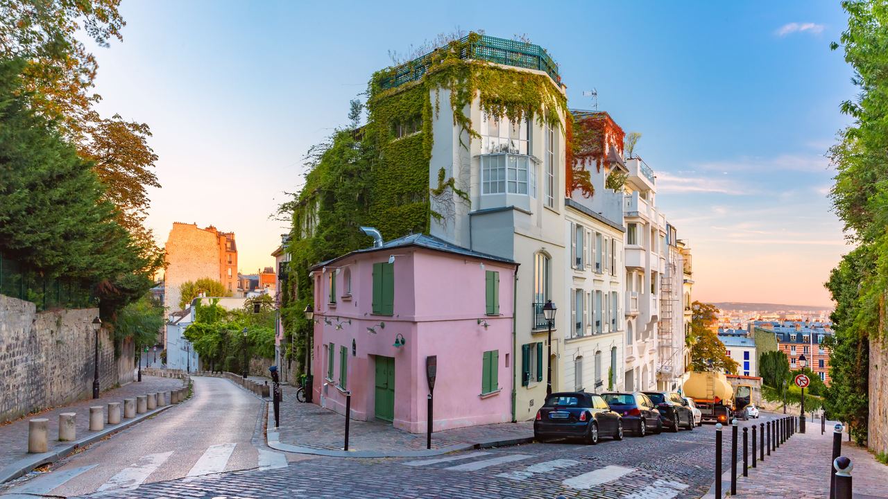 Malersisches Straßeneck in Montmartre, Paris, mit historischen Gebäuden, Kopfsteinpflaster und abendlicher Beleuchtung, die eine ruhige, charmante Atmosphäre vermittelt. Malersisches Straßeneck in Montmartre, Paris, mit historischen Gebäuden, Kopfsteinpflaster und abendlicher Beleuchtung, die eine ruhige, charmante Atmosphäre vermittelt.