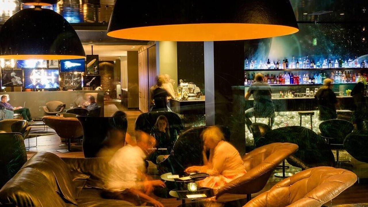 Hotel München Deutsches Museum Motel One Lounge und Bar mit mehreren Personen