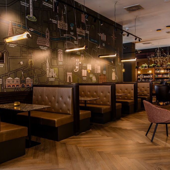 Designhotel Dublin Motel One Frühstücksraum mit mehreren Tischen und Stühlen