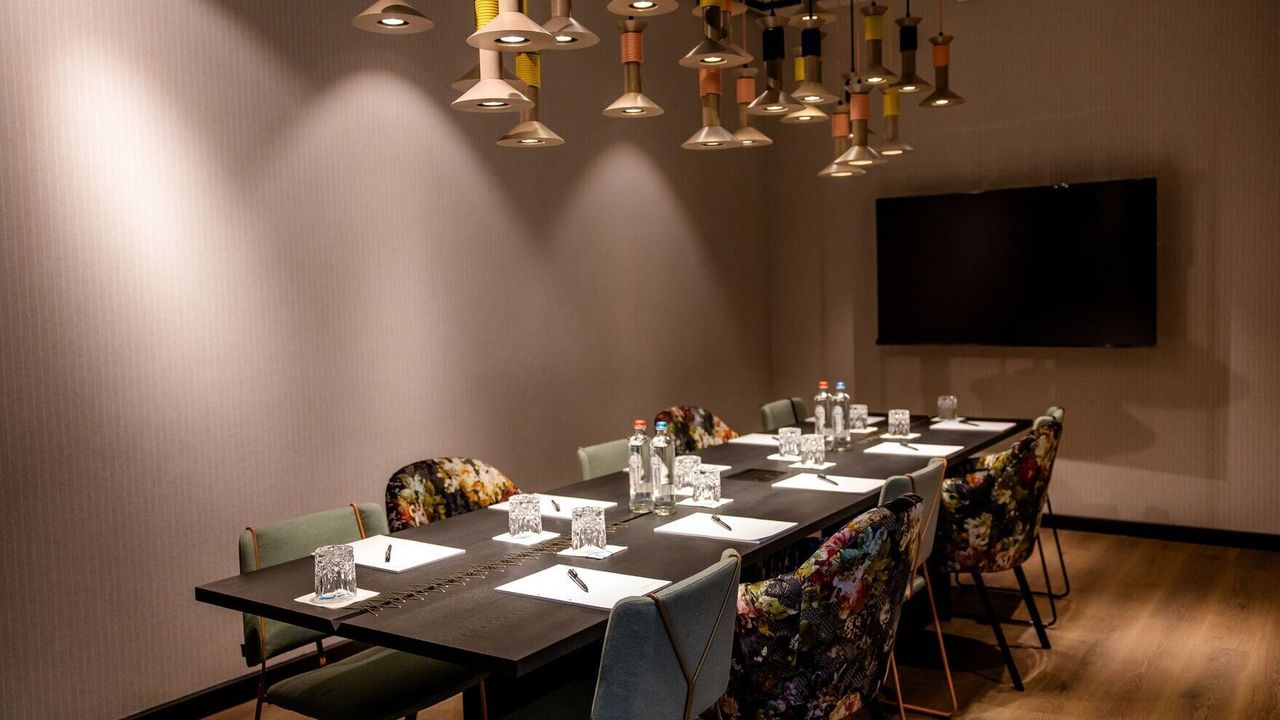 Hotel Antwerpen Motel One großer Meetingraum mit TV Hotel Antwerpen Motel One großer Meetingraum mit TV