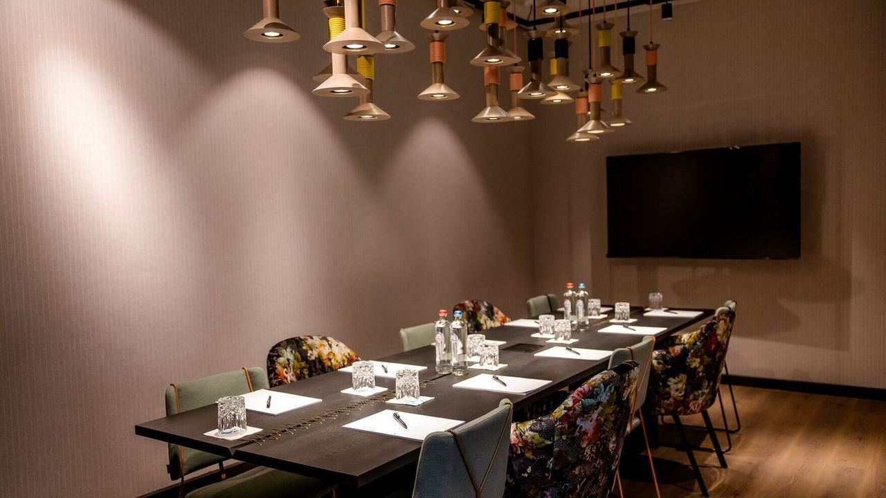 Hotel Antwerpen Motel One großer Meetingraum mit TV