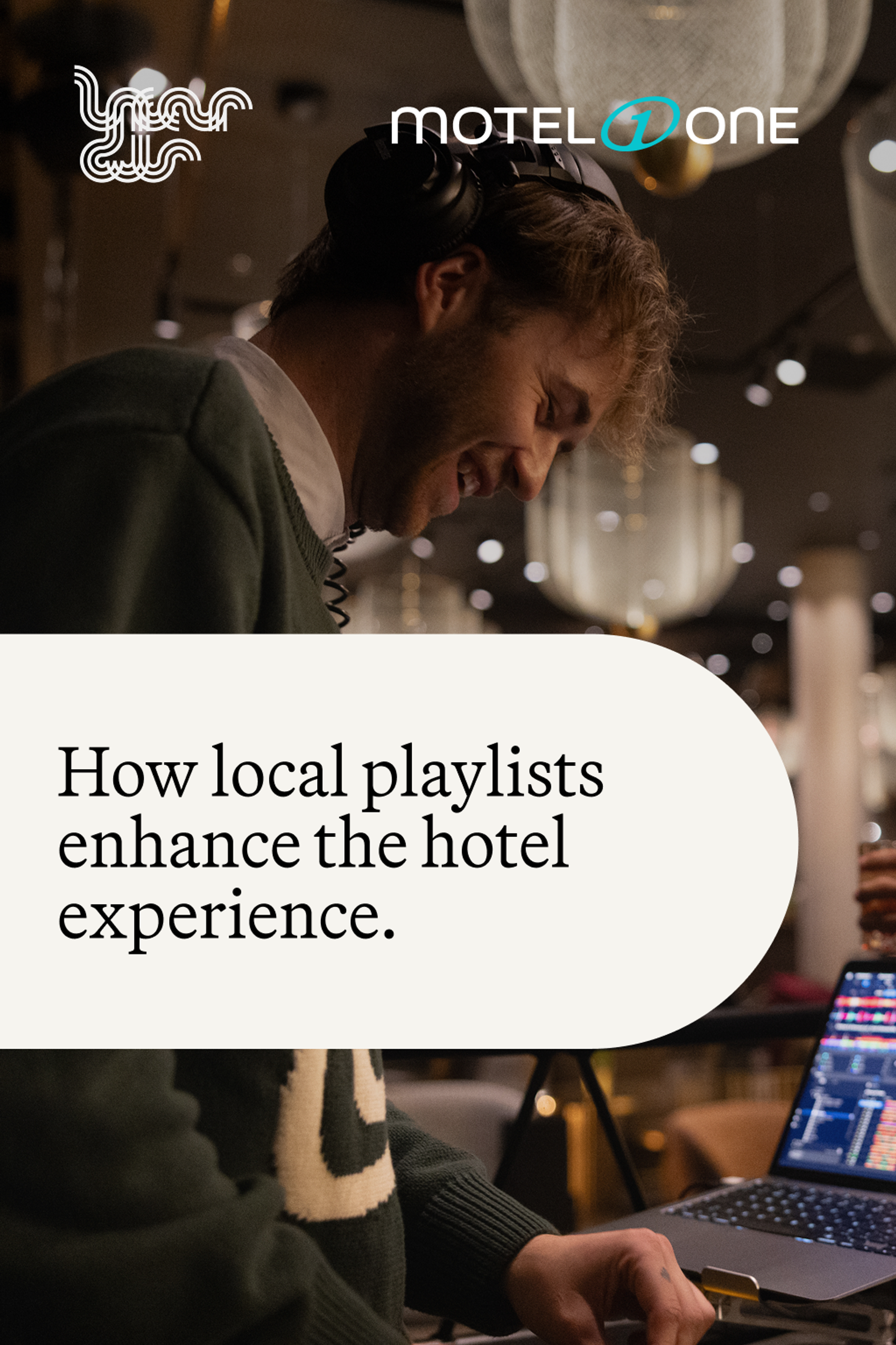 Drei junge Gäste genießen in entspannter Atmosphäre Live-DJ-Musik mit lokalen Playlists, die das Hotelerlebnis bereichern und für eine freundliche, lebendige Stimmung sorgen.