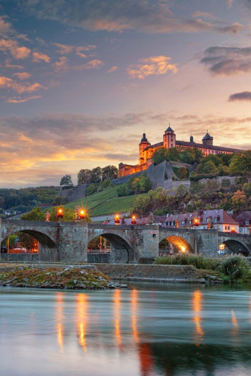 Hotel Würzburg Motel One Zentrum Blick über den Main auf die Stadt