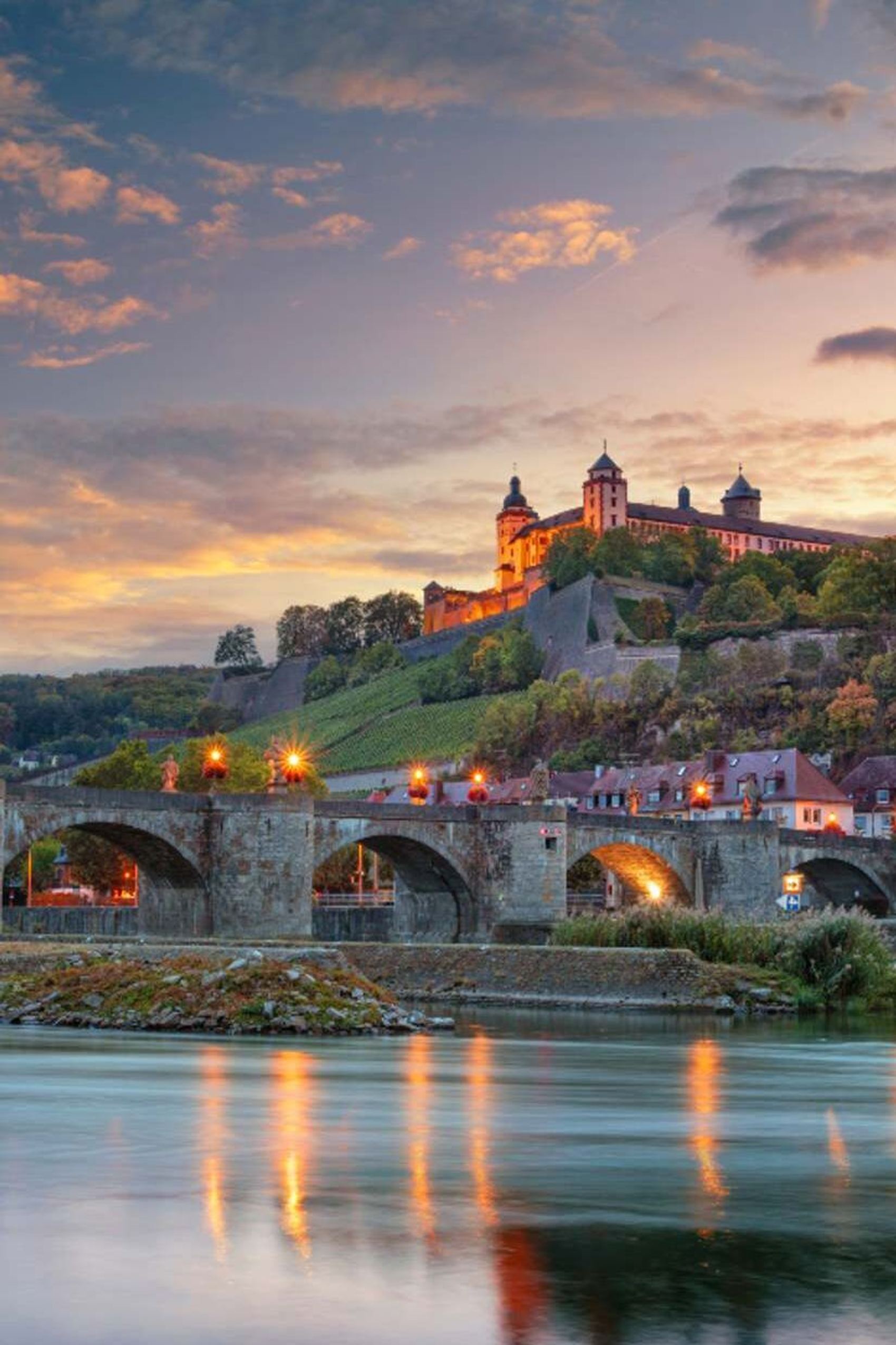 Hotel Würzburg Motel One Zentrum Blick über den Main auf die Stadt