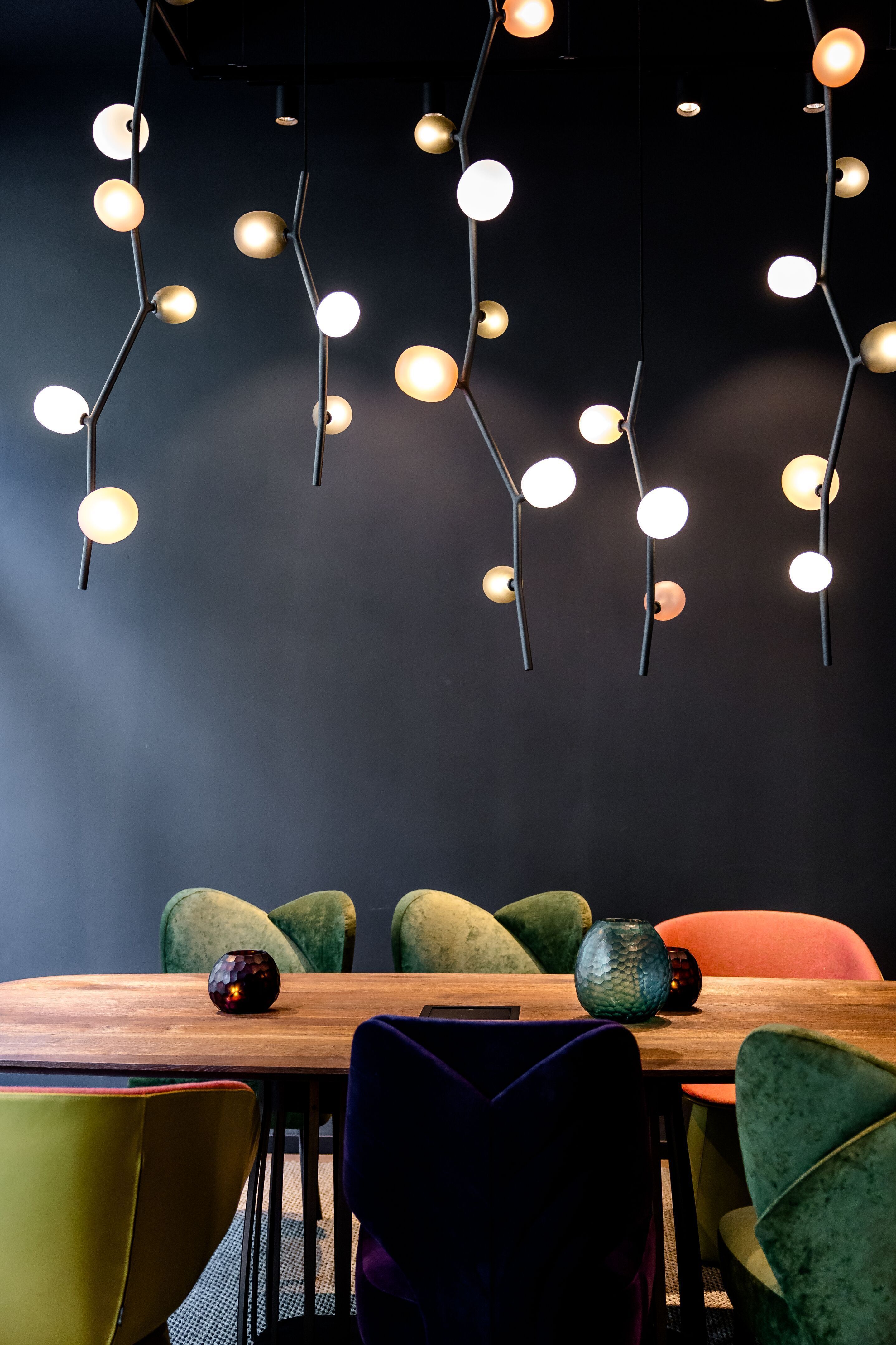 Hotel München Hauptbahnhof Motel One Tisch mit Stühlen und Lampen über dem Tisch