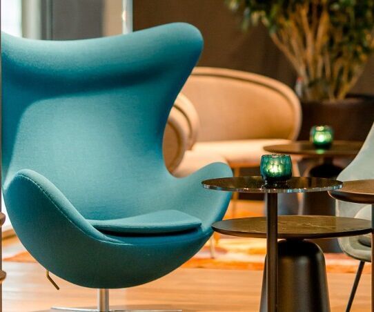 Hotel Köln Messe Motel One Lounge Sessel und Egg chair