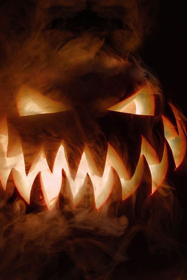 Leuchtender Halloween-Kürbis mit grimmigem Gesichtsausdruck, umgeben von geheimnisvollem Nebel. Leuchtender Halloween-Kürbis mit grimmigem Gesichtsausdruck, umgeben von geheimnisvollem Nebel.