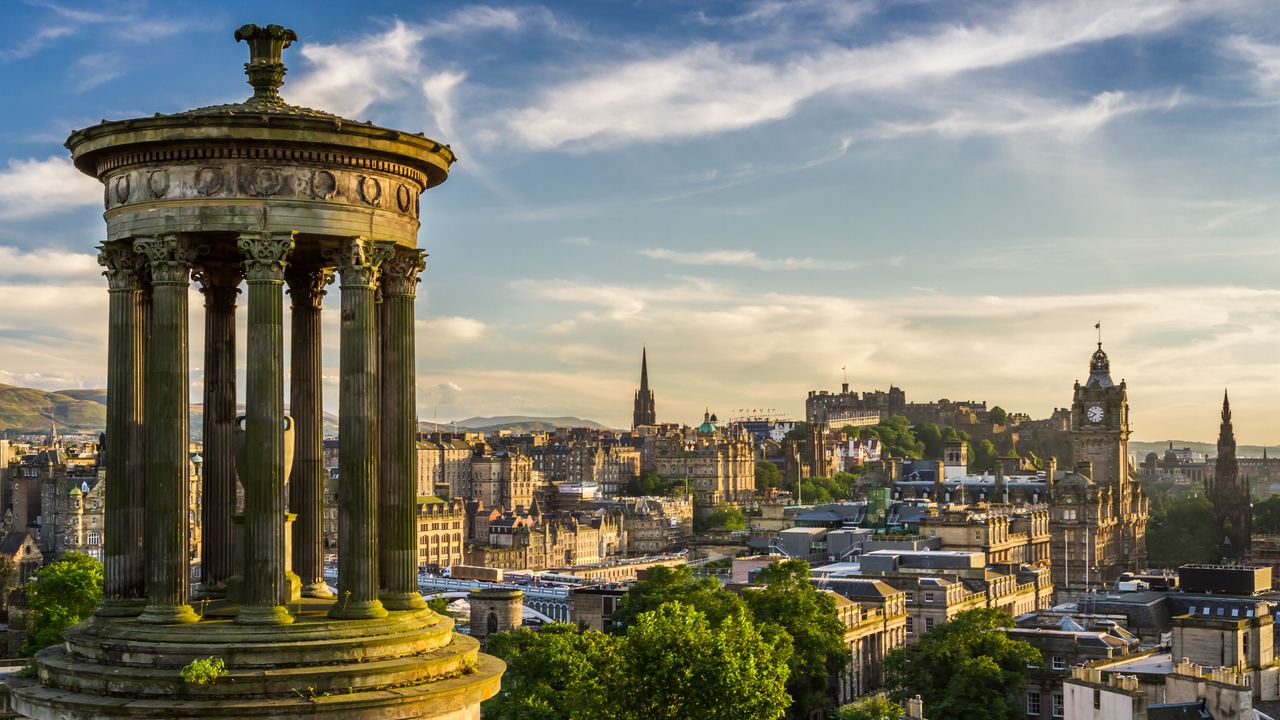 View on Edinburgh Castle and the Old Town – destination for a city break in Scottland