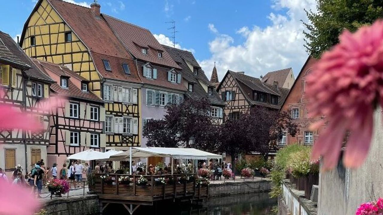 Hotel Freiburg Motel One Ausflugsziel Colmar mit Fluss und Fachwerkhäusern