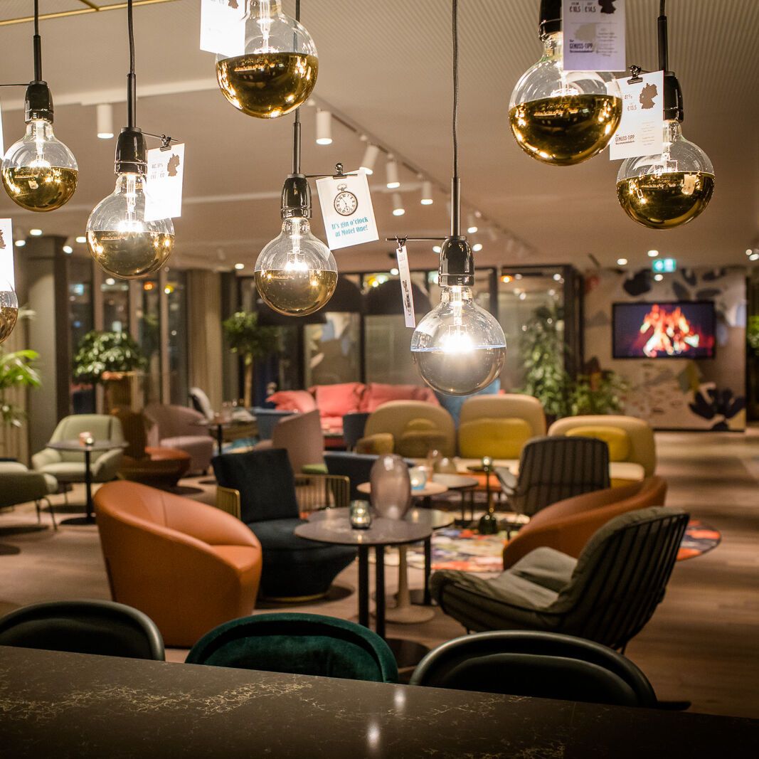 designhotel Rotterdam Motel One lounge in the evening and several ceiling lamps