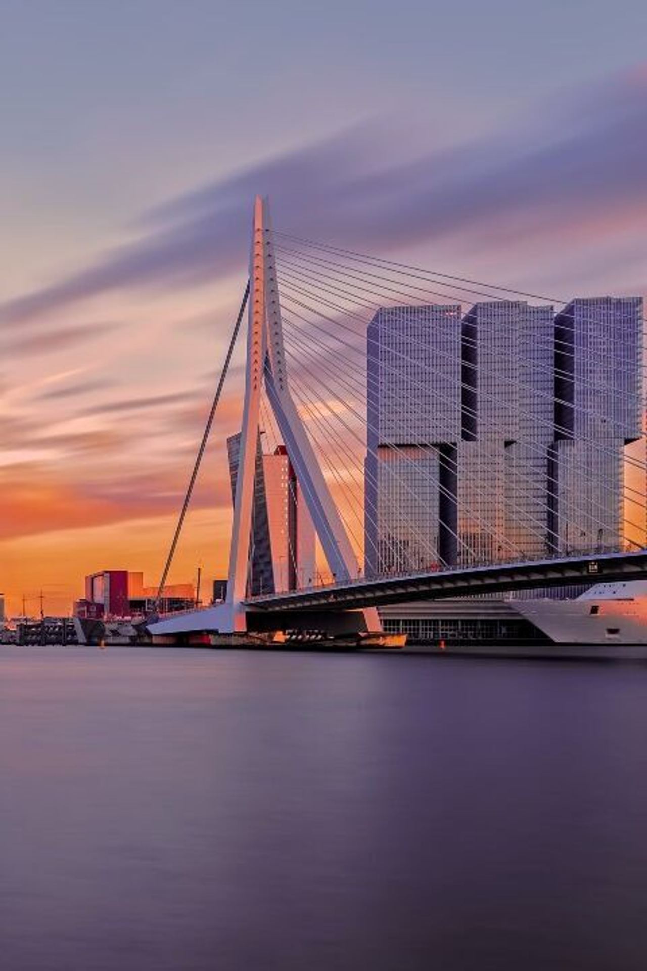 Design Hotel Rotterdam Motel One Stadtblick bei Sonnenuntergang