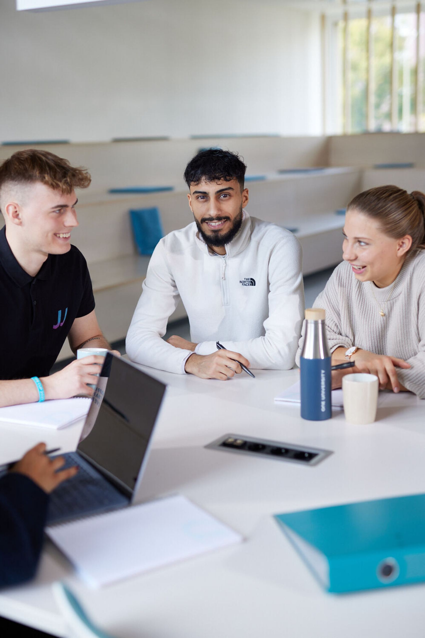 Motel One Management Trainees lernen zusammen am Motel One Campus