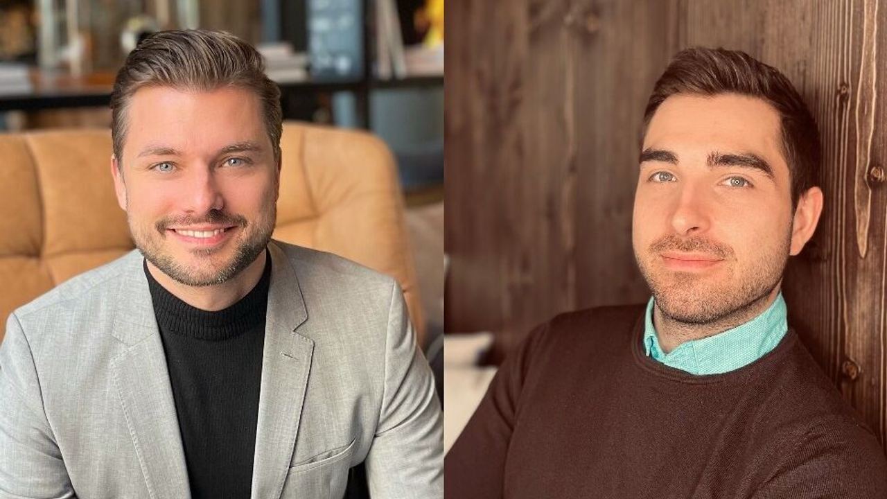 Zwei junge Männer sitzen entspannt in stilvoll eingerichteten Innenräumen, jeweils lächelnd in die Kamera blickend. Ihre Kleidung wirkt modern und gepflegt.