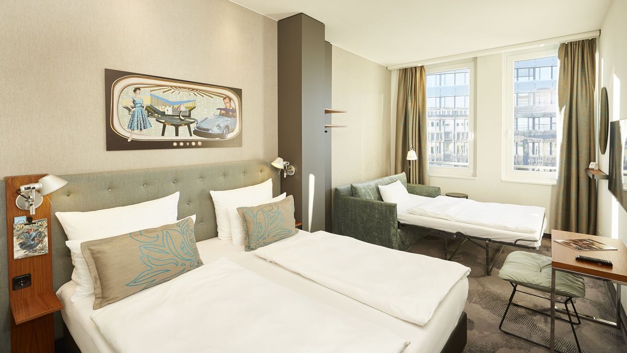 Hotel Essen Motel One Familienzimmer mit Doppelbett sowie Schlafcouch