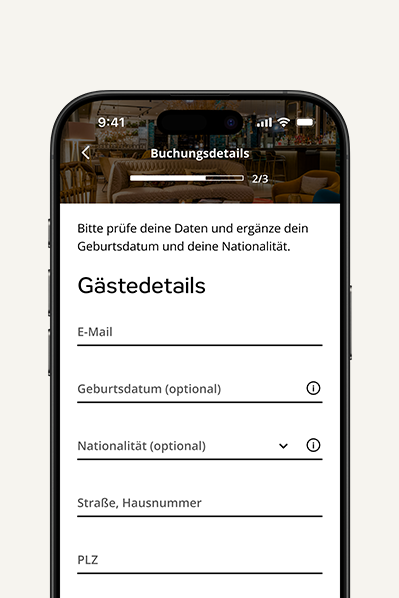 Anzeige eines Buchungsformulars auf einem Smartphone mit Feldern für E-Mail, Geburtsdatum, Nationalität, Adresse und Postleitzahl zur Eingabe von Gästedetails.