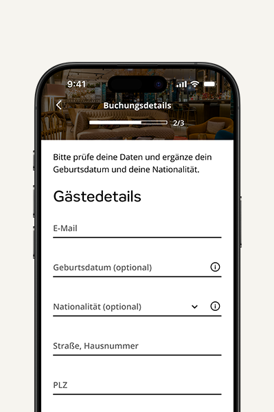 Anzeige eines Buchungsformulars auf einem Smartphone mit Feldern für E-Mail, Geburtsdatum, Nationalität, Adresse und Postleitzahl zur Eingabe von Gästedetails.