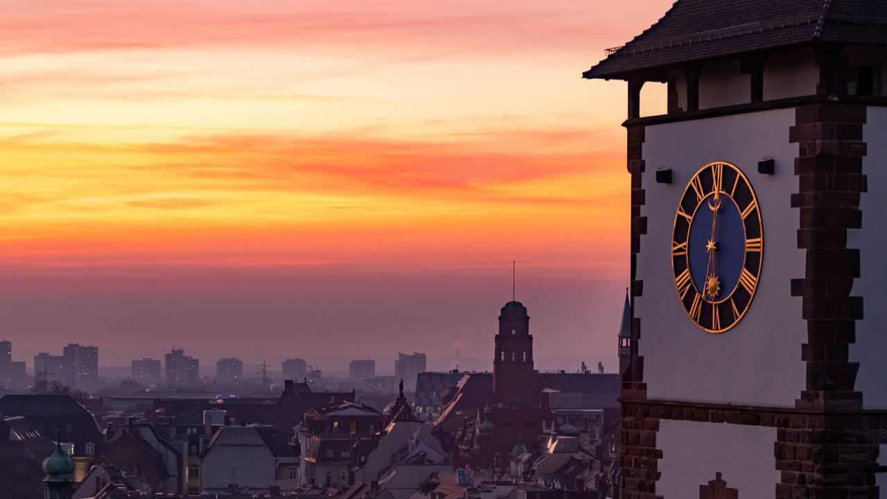 Motel One Freiburg im Breisgau Uhr Turm Sonnenuntergang
