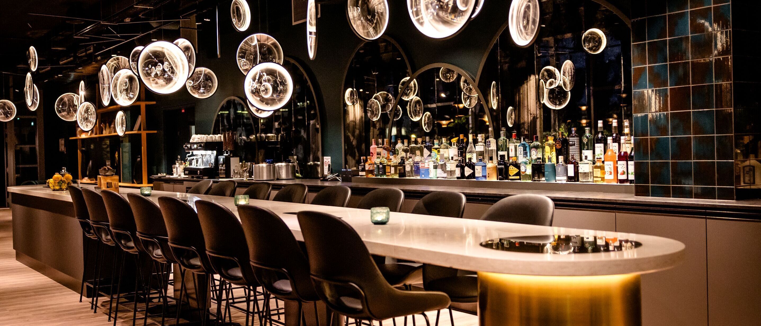 Designhotel Paris Porte de Versailles Motel One Bar mit langem Tisch und mehreren Stühlen