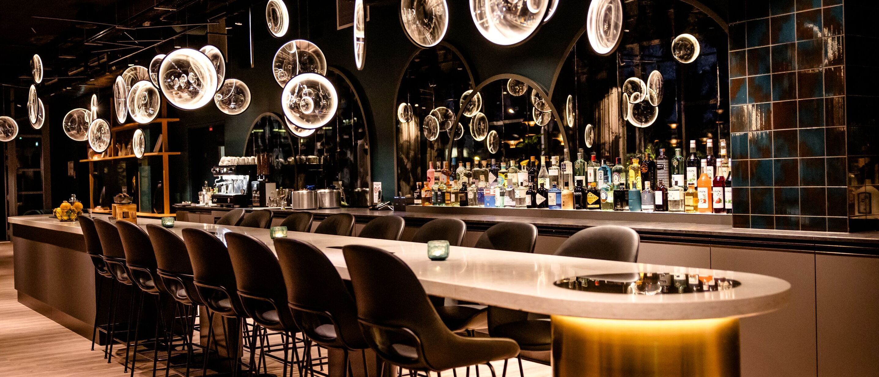 Designhotel Paris Porte de Versailles Motel One Bar mit langem Tisch und mehreren Stühlen