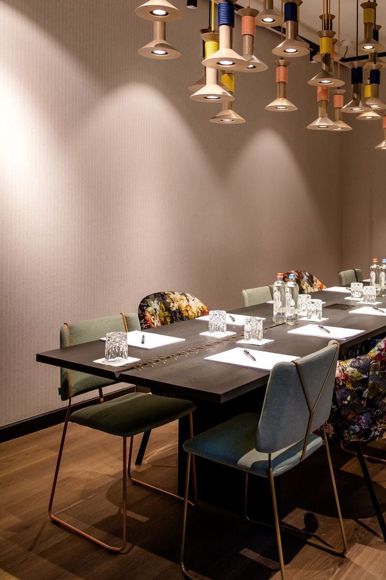 Designhotel Antwerpen Motel One Meetingraum Tisch und TV