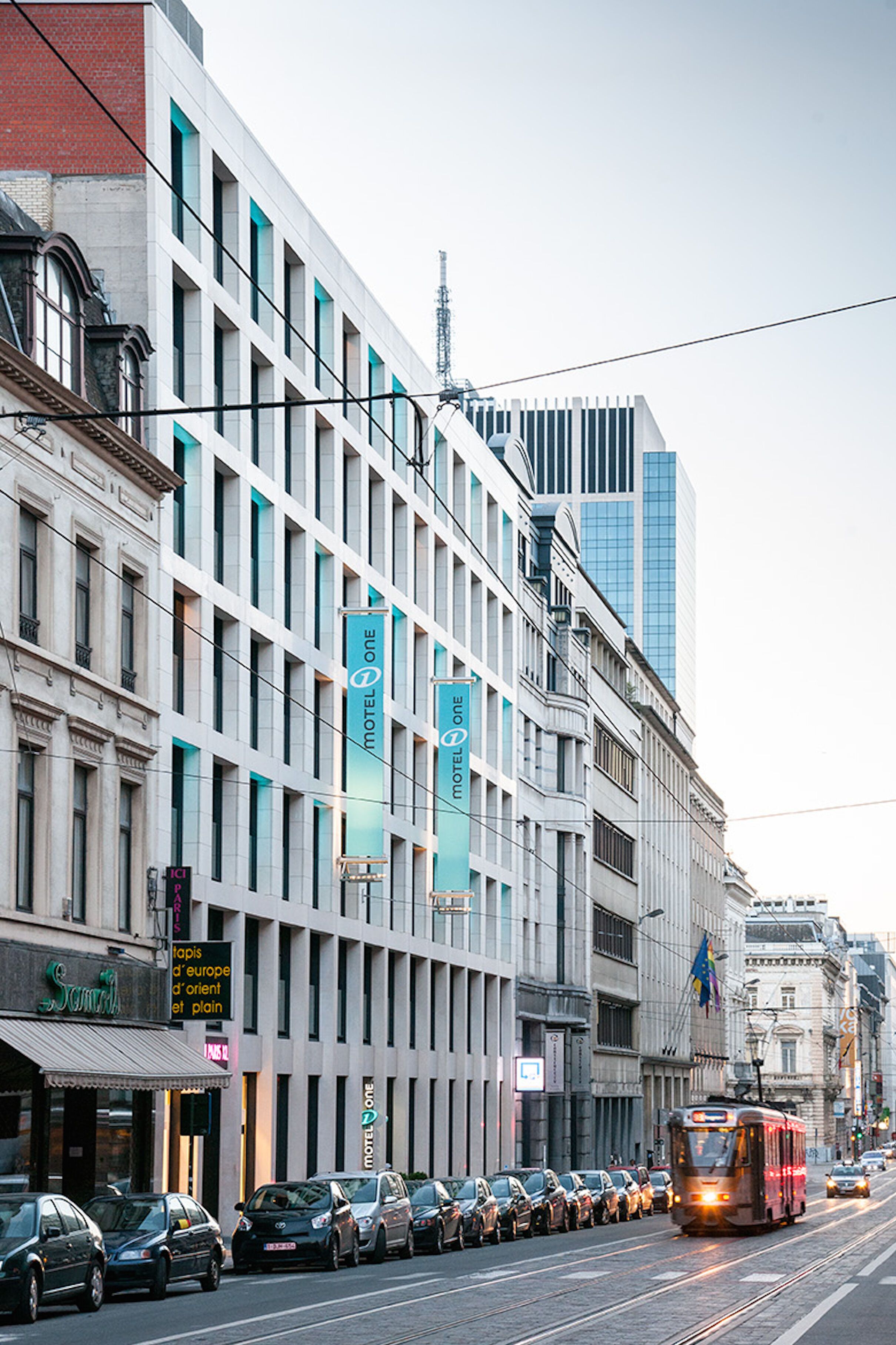 Designhotel Brüssel Motel One Blick über belebte Straße auf das Gebäude