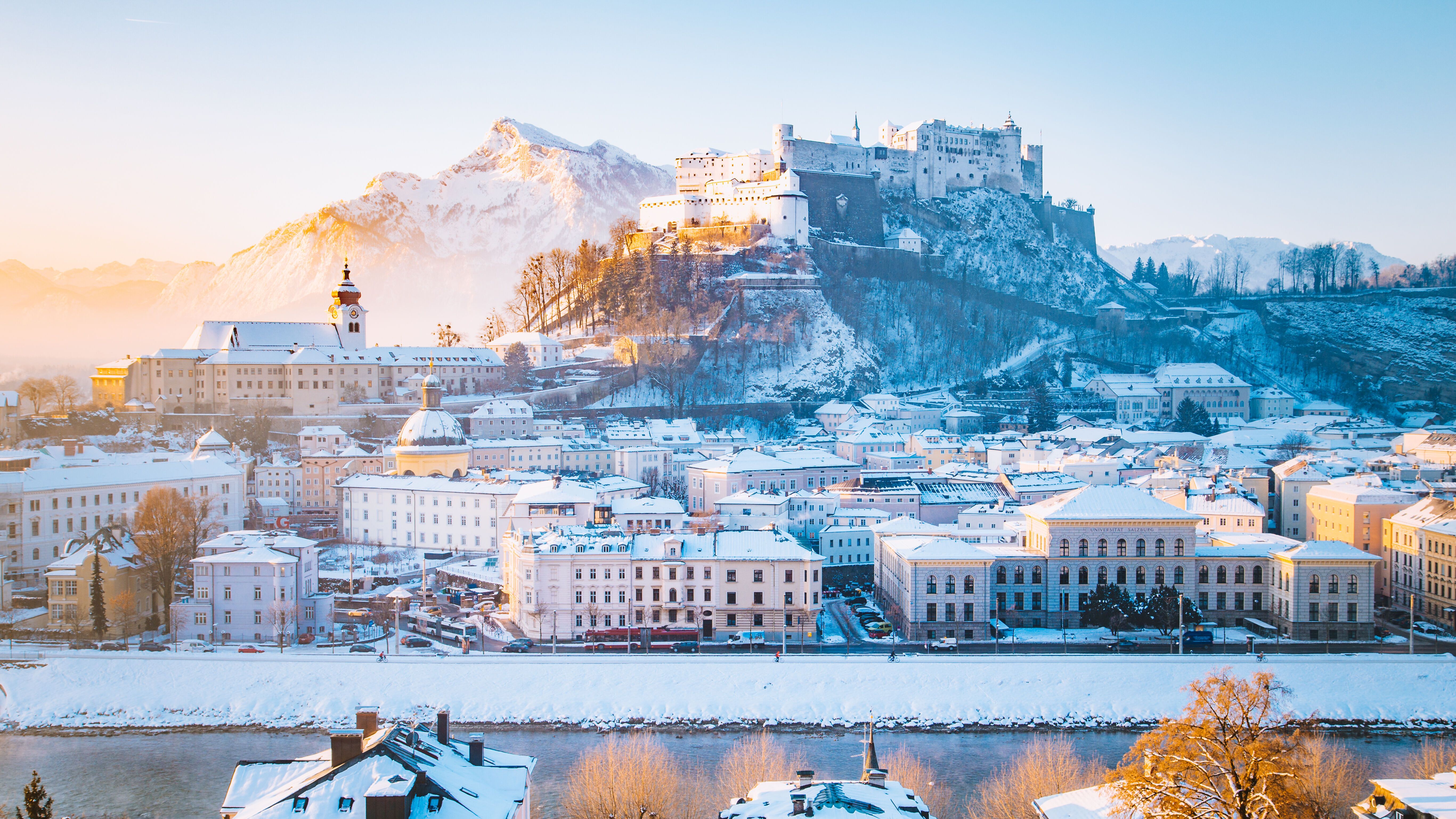 Motel One Salzburg Berge Winterland Fluss und Stadt 