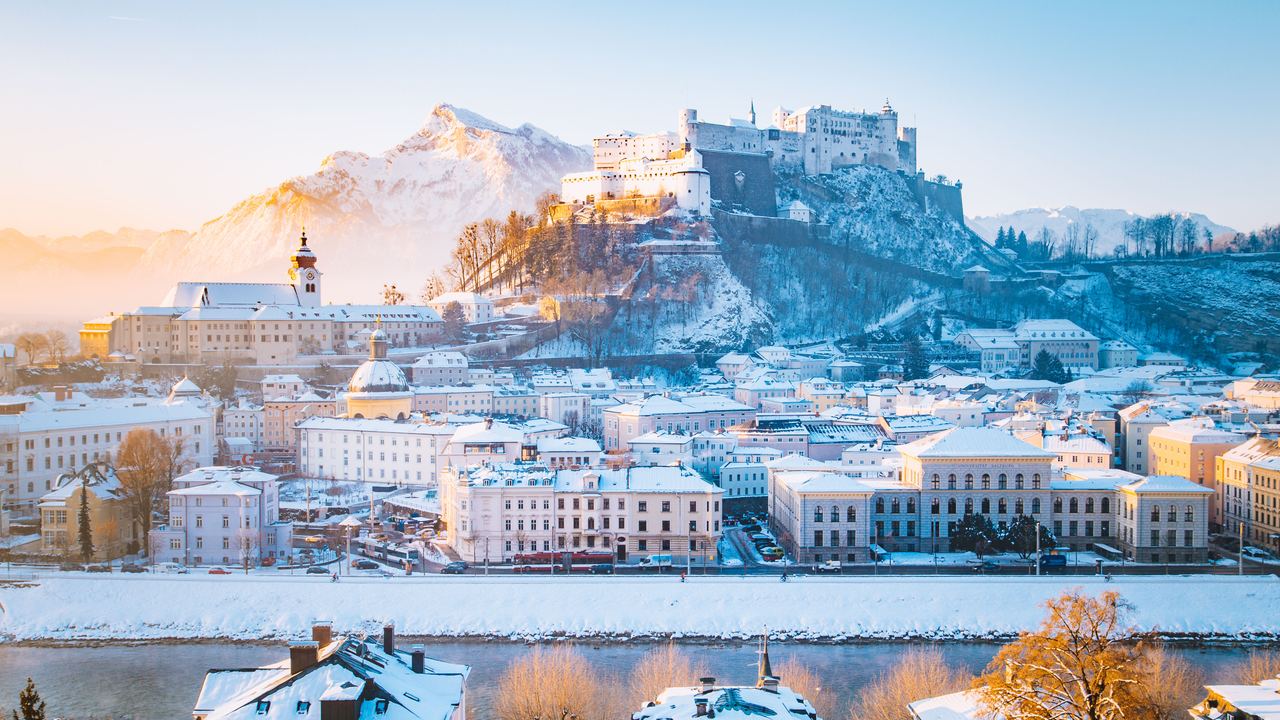 Motel One Salzburg Berge Winterland Fluss und Stadt Motel One Salzburg Berge Winterland Fluss und Stadt